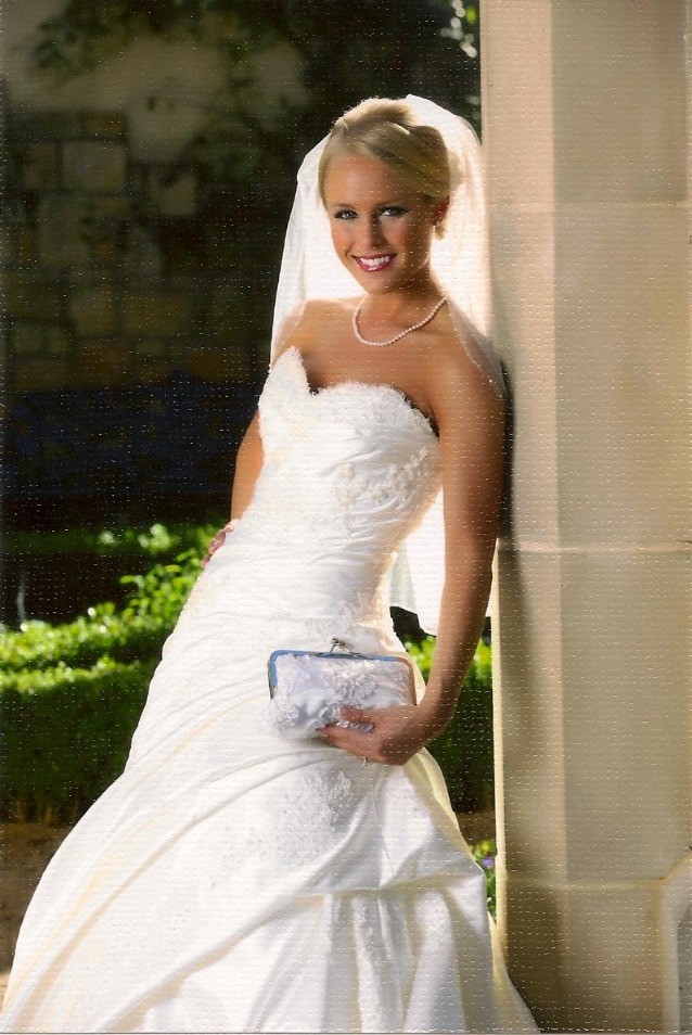 Gorgeous bride with her equally gorgeous clutch by Cynthia!
