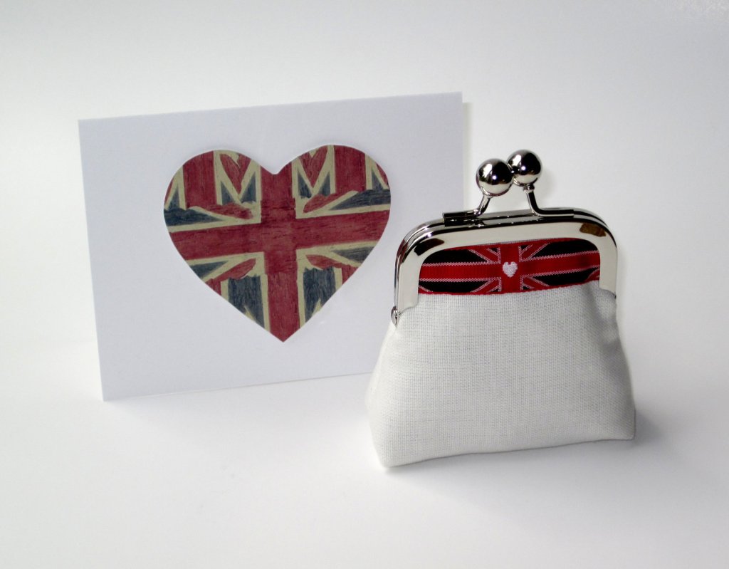 Great for Brits and anglophiles!  How adorable is this Union Jack coin clutch?